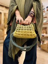 Cargar imagen en el visor de la galería, Bolso Baúl Crochet Mina
