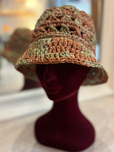 Carica l&#39;immagine nel visualizzatore di Gallery, Cappello Cloche Estivo in Rafia di Viscosa

