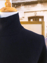 Cargar imagen en el visor de la galería, Jersey de cuello alto de cashmere regenerado

