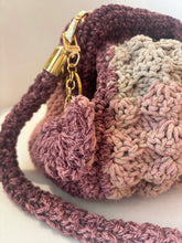 Cargar imagen en el visor de la galería, Mini bolso de ganchillo Mina Mirtillo | Artesanal hecho en Italia
