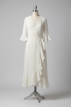 Load image into Gallery viewer, Abito Incanto ortica bianca - foto prodotto sfondo minimal
