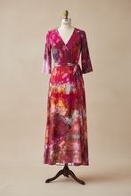 Load image into Gallery viewer, Abito Thesan Aurora su manichino sartoriale
