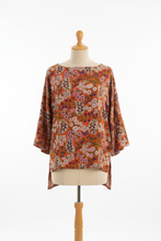 Carica l'immagine nel visualizzatore di Gallery, Blusa Bea Bosco d'oriente su manichino naturale
