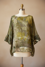 Load image into Gallery viewer, Blusa Bea - manichino polsino tinto in capo svasato
