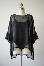 Load image into Gallery viewer, Blusa Bea Manichino Sfondo Chiaro
