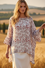 Load image into Gallery viewer, Blusa Bea Sakura close-up

