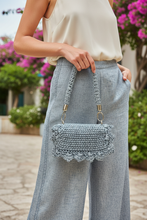 Carica l'immagine nel visualizzatore di Gallery, Borsetta Flò Close-up - Silhouette Slanciata
