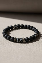 Carica l'immagine nel visualizzatore di Gallery, Bracciale Lava e Diaspro Zebrato - Close-up Editoriale
