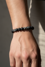 Carica l'immagine nel visualizzatore di Gallery, Bracciale Lava e Diaspro Zebrato - Editoriale Braccio Maschile

