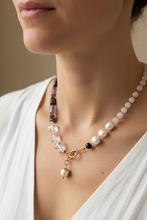 Carica l'immagine nel visualizzatore di Gallery, Close-up collana su modella
