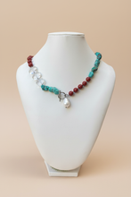 Cargar imagen en el visor de la galería, Collana artigianale su sfondo neutro professionale
