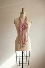 Carica l'immagine nel visualizzatore di Gallery, Collana Macramè Rosa Polvere - Manichino Atelier
