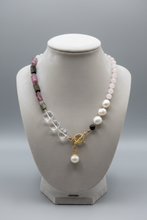 Carica l'immagine nel visualizzatore di Gallery, Collana tormalina su stand professionale
