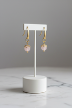 Load image into Gallery viewer, Display Orecchini Astra Quarzo Rosa
