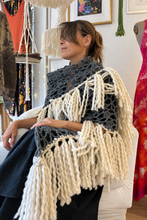 Carica l'immagine nel visualizzatore di Gallery, Frida in atelier, posa seduta con luce corretta
