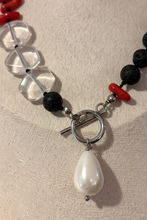 Load image into Gallery viewer, Collana Corallo Bambù dettaglio materiali e lavorazione
