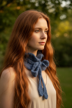Load image into Gallery viewer, Close-up Victoria Mini Sciarpa alpaca chunky avion indossata
