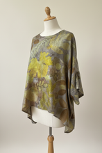 Cargar imagen en el visor de la galería, Blusa Bea Luce nel Sottobosco in seta ecoprint su manichino sartoriale
