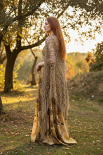 Load image into Gallery viewer, Modella con Abito Splendore e Scialle Frida
