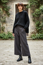 Load image into Gallery viewer, Pantapalazzo Quadro Raven Black - Dettaglio Texture Visibili Caschetto Shaggy
