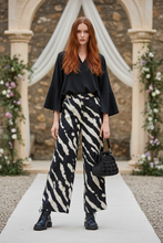 Load image into Gallery viewer, Pantapalazzo Zebrati Blusa Nera Romantica Goth - Cerimonia
