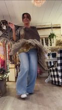 Load and play video in Gallery viewer, Maxi Vera scarf in natural alpaca, handmade - Brown and Sand
