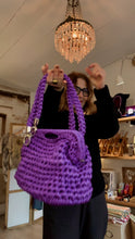 Cargar y reproducir el video en el visor de la galería, Bolso Baúl Crochet Emma
