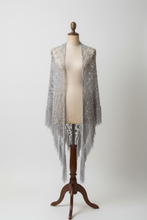 Carica l'immagine nel visualizzatore di Gallery, Scialle Frida manichino luxury display
