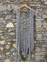 Carica l'immagine nel visualizzatore di Gallery, Scialle Frida in Bambù - Maxi Scialle Triangolare all'Uncinetto con Frange
