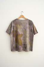 Carica l'immagine nel visualizzatore di Gallery, T-shirt ecoprint retro sfondo neutro
