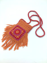 Carica l&#39;immagine nel visualizzatore di Gallery, Porta-cellulare Crochet Frida con frange

