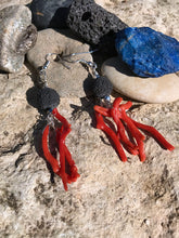Carica l&#39;immagine nel visualizzatore di Gallery, Lava Bijoux - Orecchini Lava e Coralli di recupero
