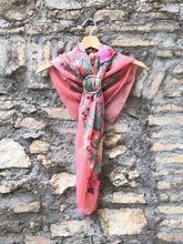 Carica l&#39;immagine nel visualizzatore di Gallery, Foulard quadrato Il Giardino Segreto - 100x100 cm

